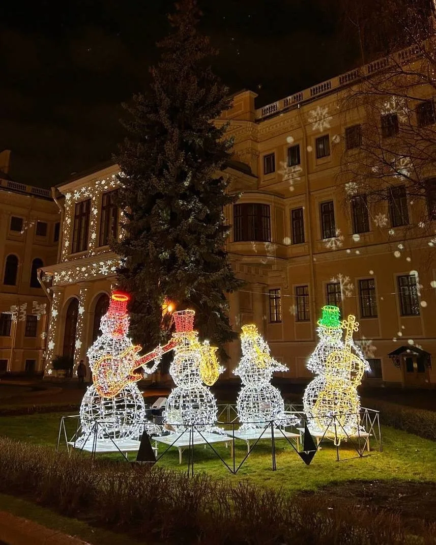 Новогодний дворик в саду Аничкова дворца🎄

📍 Невский проспект, 39
