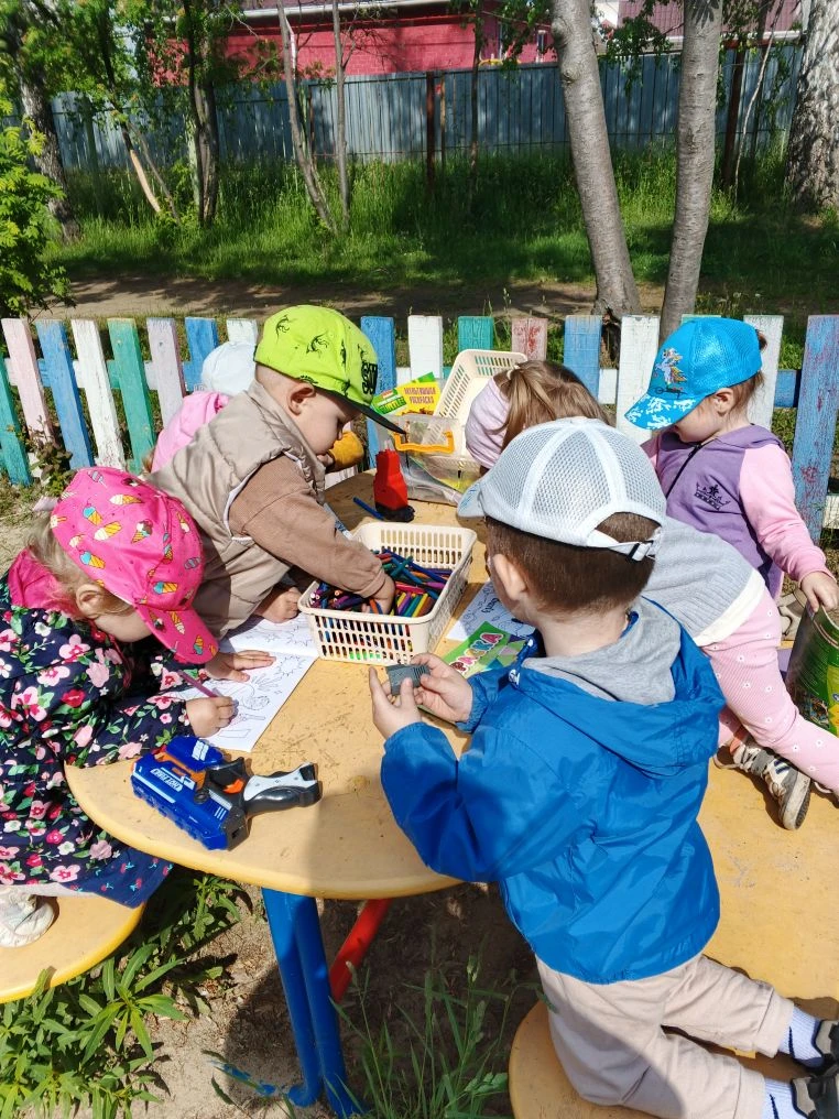 Солнечный день в яслях! ☀️

Наши малыши сегодня знатно повеселились на прогулке! 👶

* Катались с го