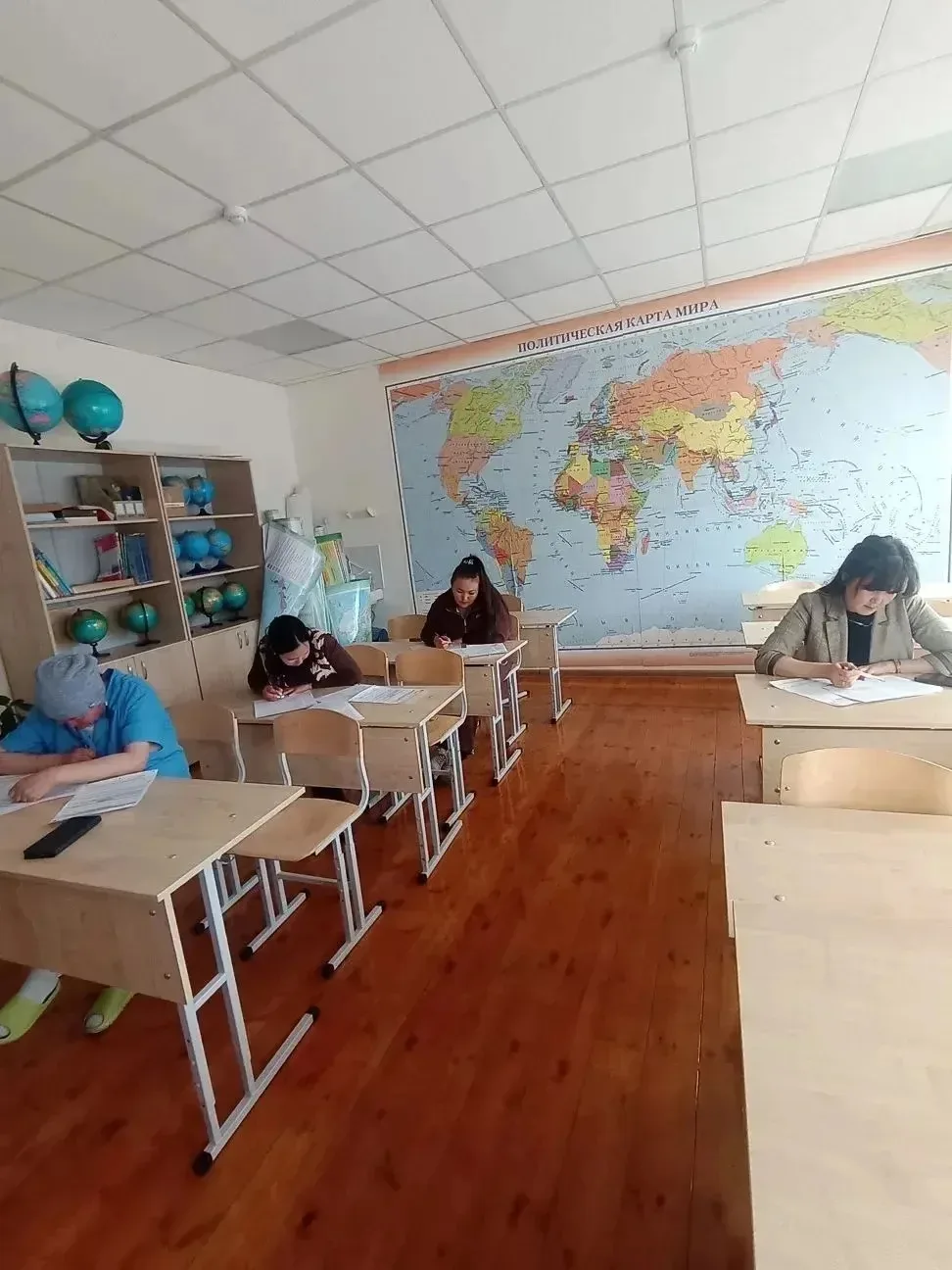 В нашей школе прошла акция «ЕГЭ для родителей»! 📝
Мамы и папы на один день сменили роль и сами сели