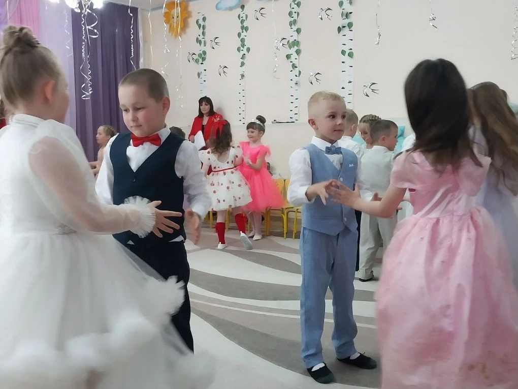 Дорогие наши выпускники,
как быстро промчались дни!
Звонкие шаги по утрам, первые буквы, первые хоро