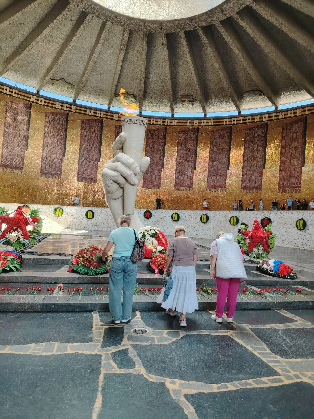 10 интересных фактов про Мамаев курган ⭐️ 
⠀ 
1⃣ Это один из самых посещаемых мемориалов России (бол