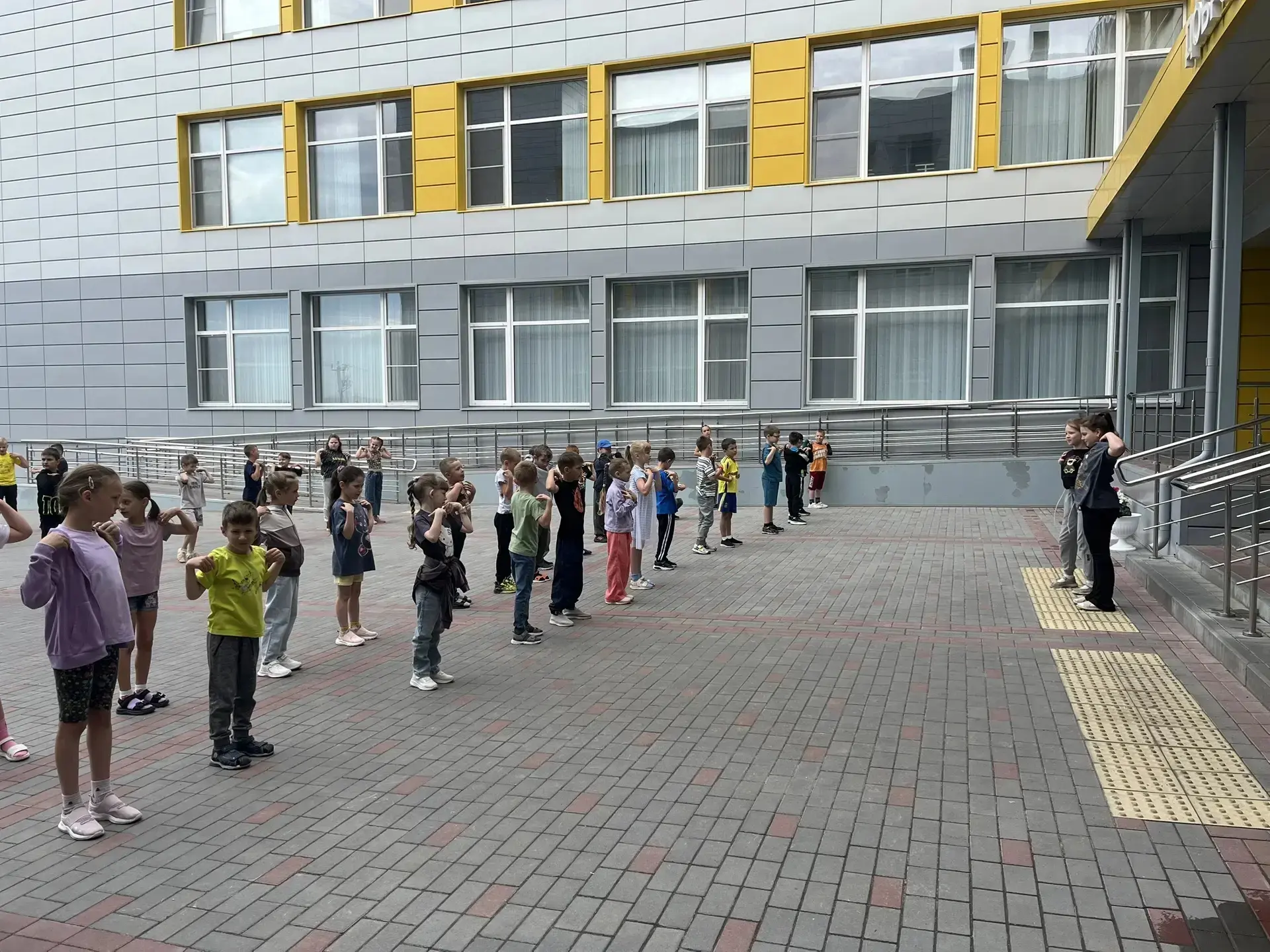 🌞7️⃣ день пришкольного лагеря "Победа".🎗️

🤸‍♀️Зарядка с утра — это отличный настрой на весь день