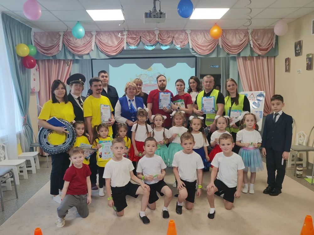 В нашем детском саду прошла спортивная игра-соревнование под названием «Мама, папа, я — водительская