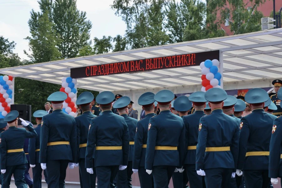 В Санкт-Петербурге вручили дипломы выпускникам факультета материально-технического обеспечения Росгв