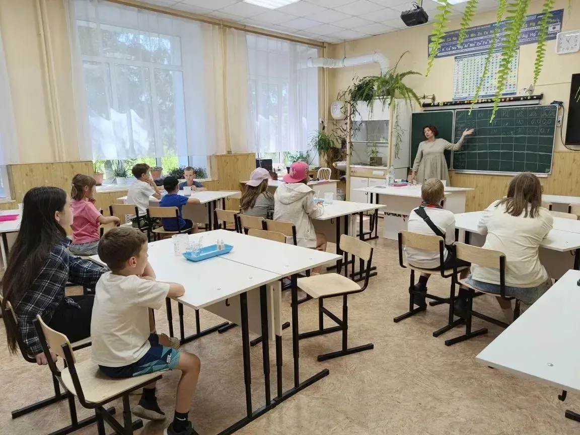 🫧 День «Аква-Науки» в лагере! 🚰
Скучно? Только не у нас! В пятницу наш лагерь превратился в большу