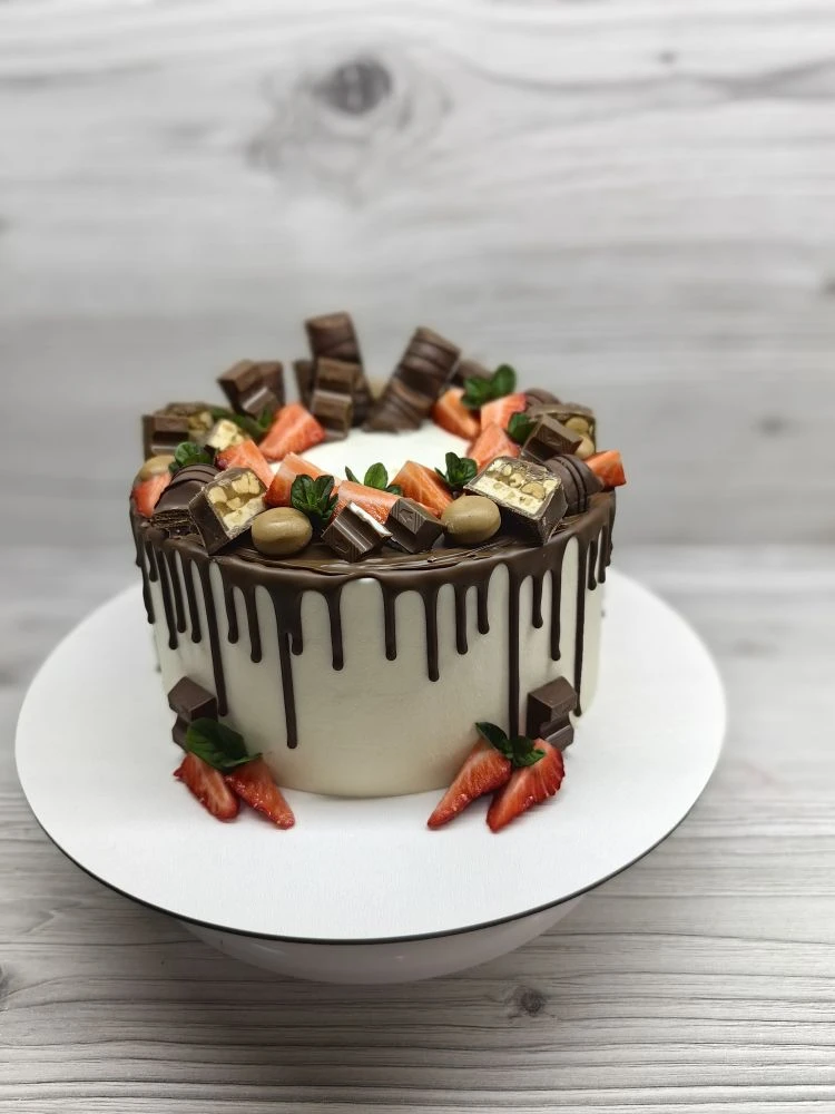 🍓 🍫 🥜  торт Сникерс!!!!
Шоколадный бисквит с двумя прослойками: арахис с карамелью и нуга с арахи