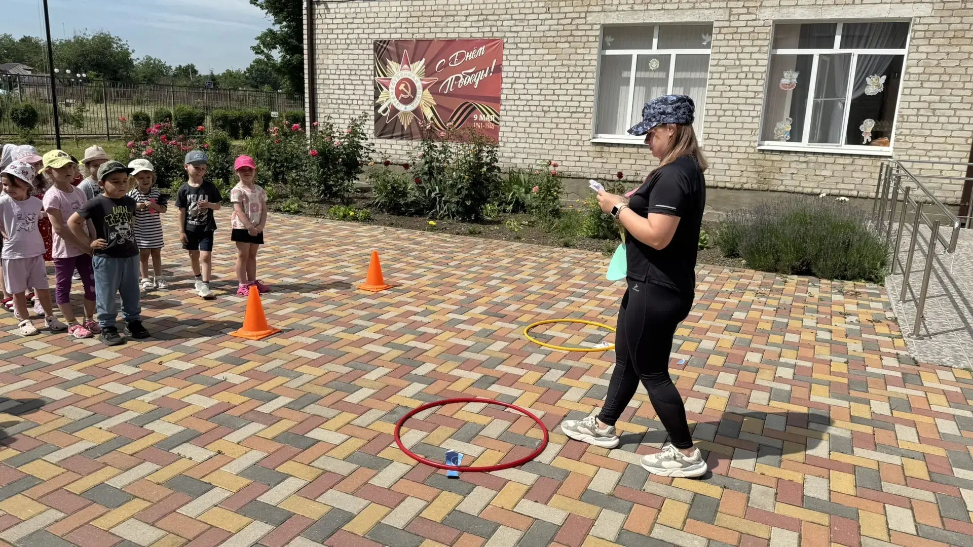 Сегодня в  детском саду  "День друзей" прошел под девизом: "ПДД ты повторяй!  И никогда не нарушай!"