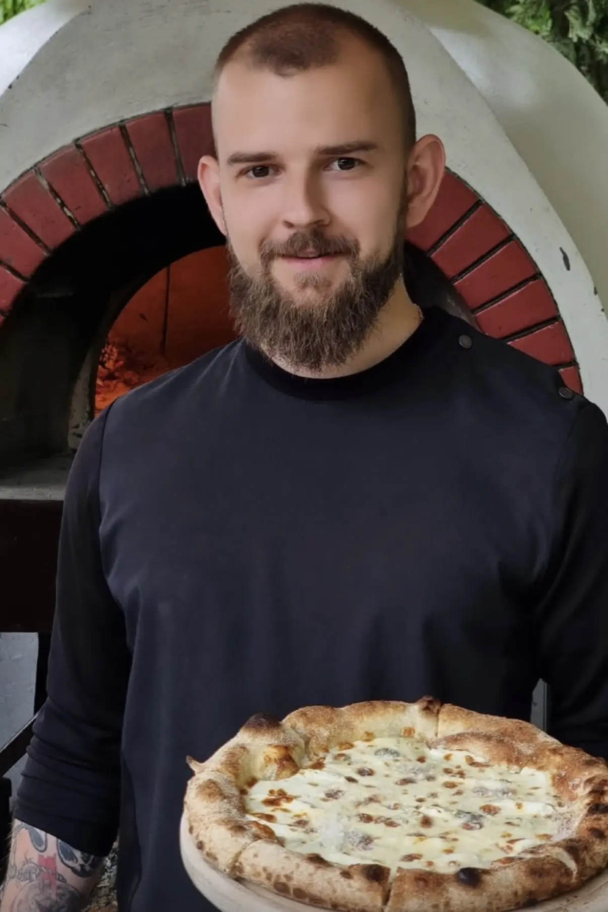 Показали вкусную новинку, а теперь покажем тех, кто стоит за приготовлением пицца-шедевров — это Сер