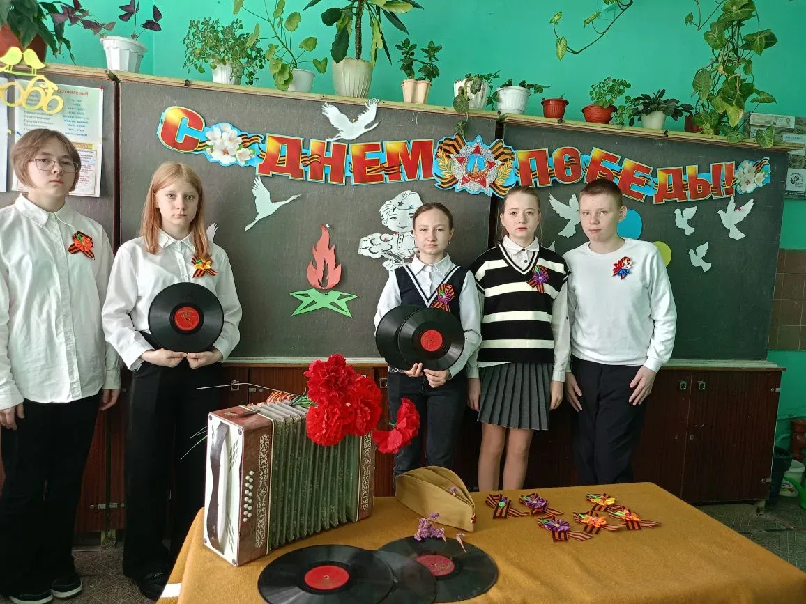 Рубрика "РАЗГОВОРЫ О ВАЖНОМ" 🇷🇺🇷🇺

✅Начало новой учебной недели в нашей школе традиционно начало