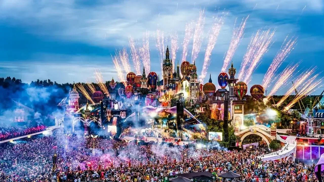 ⚡️ TOMORROW LAND - 2026 В ТАИЛАНДЕ ⚡️

Это фестиваль электронной музыки, который проходит с 2005 год
