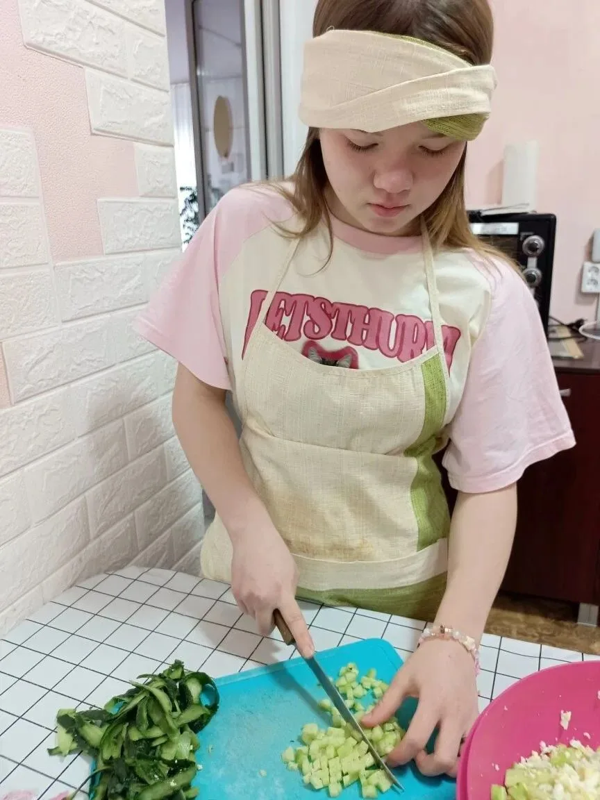 ОЛИВЬЕ ПО-НОВОМУ!
В воздухе витал аромат свежих овощей, смешиваясь с легким волнением и предвкушение