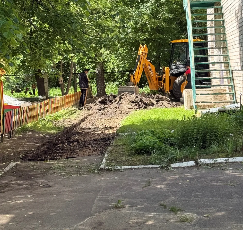 В КОСТРОМЕ НАЧАЛИ АСФАЛЬТИРОВАТЬ ТЕРРИТОРИИ ШКОЛ И ДЕТСКИХ САДОВ
Подрядчики убирают старое покрытие
