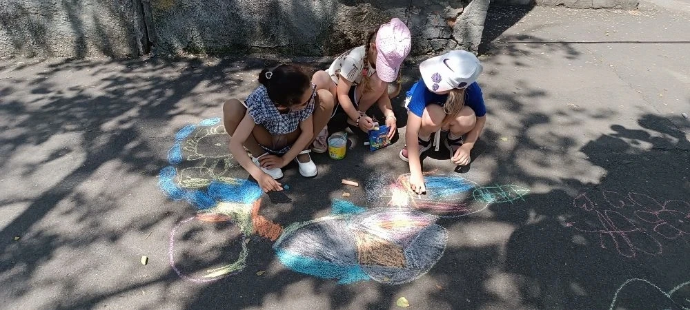 Ах, лето! Это время, когда асфальт под ногами превращается в огромный холст, а в руках – разноцветны