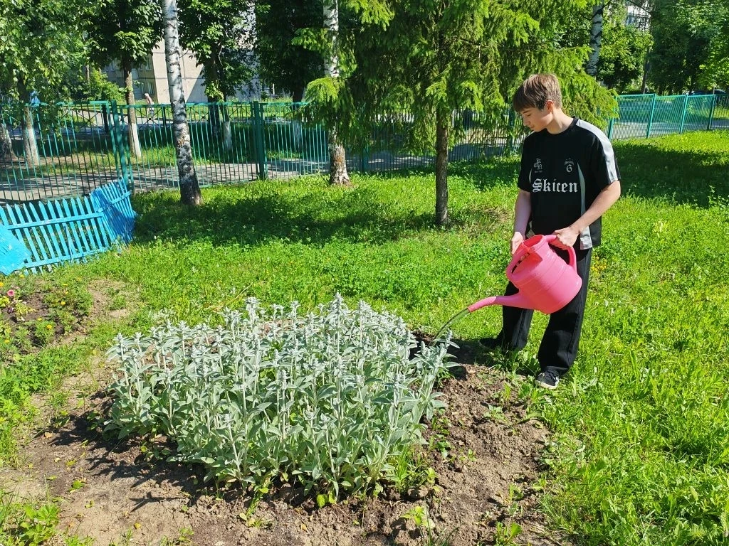 🧹🌻 Школьники вносят свой вклад в благоустройство территории школы.

В рамках летней программы заня
