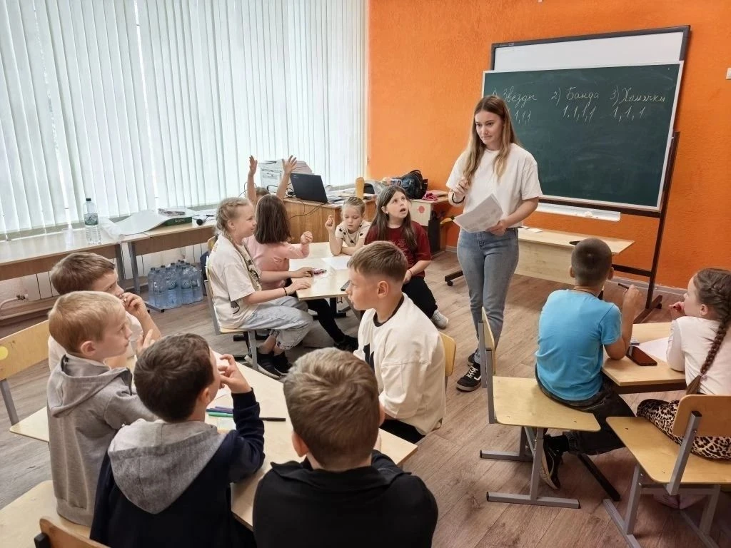 Прогулочная группа "Затейники" 
2 день: Город "Знаний и Мудрости" Утро началось с бодрой зарядки. За