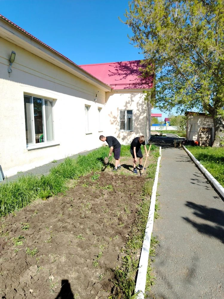 Трудовой десант братьев помог подготовить участок к посадке поля.

Старшие братья воспитанников груп