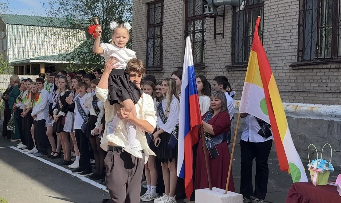 Сегодня в воздухе витает особая атмосфера — звучит Последний звонок! 🔔
Волнение, радость, лёгкая гр