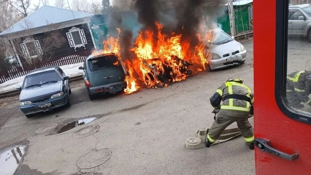 😱В Томске, на переулке Фруктовом, огонь повредил 3 легковых автомобиля. 

Пожар площадью 24 м² поту