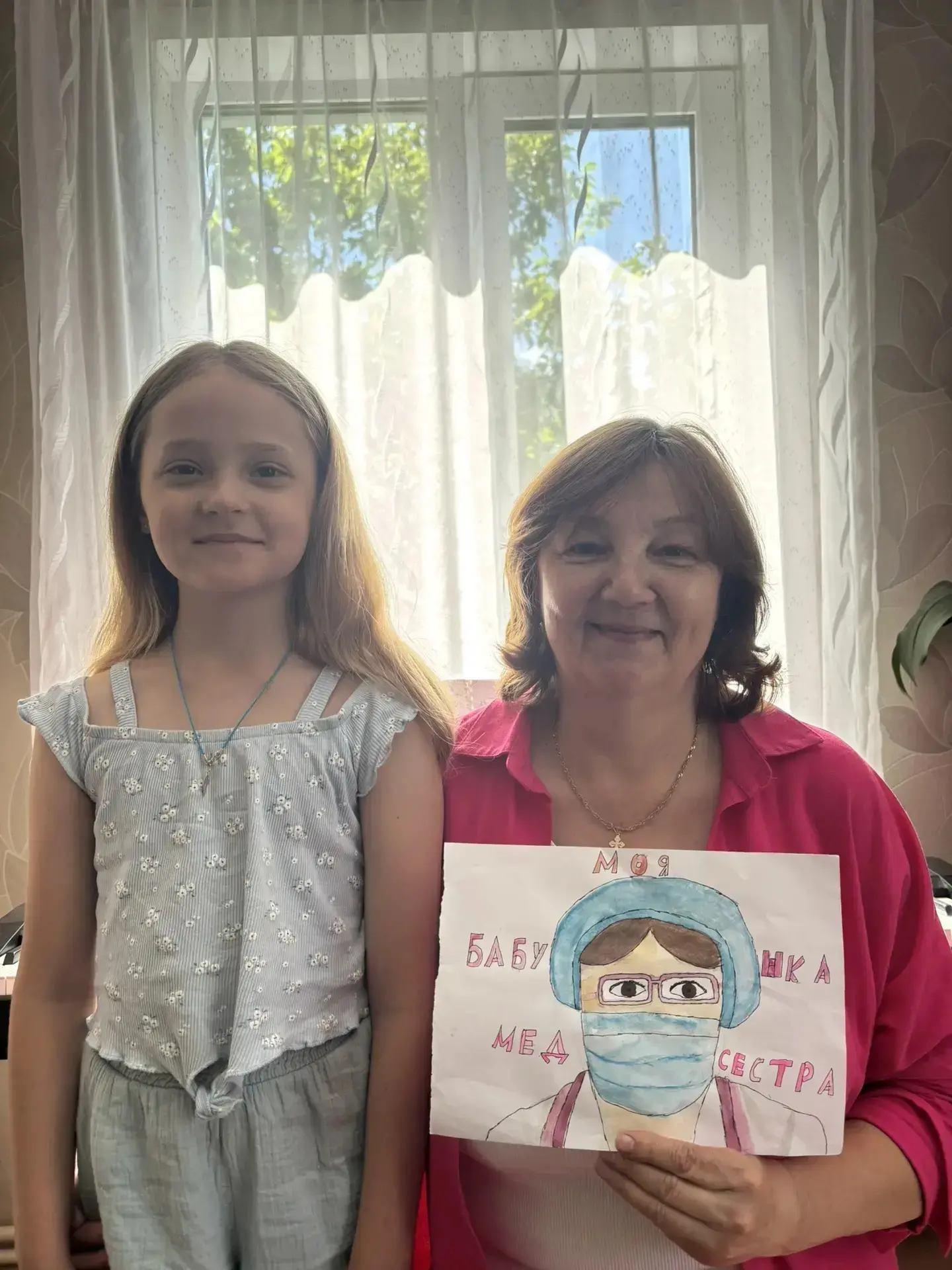 В проекте детских рисунков - бабушка и внучка.  Елизавете - 8 лет, а ее бабушка, Елена Владимировна 