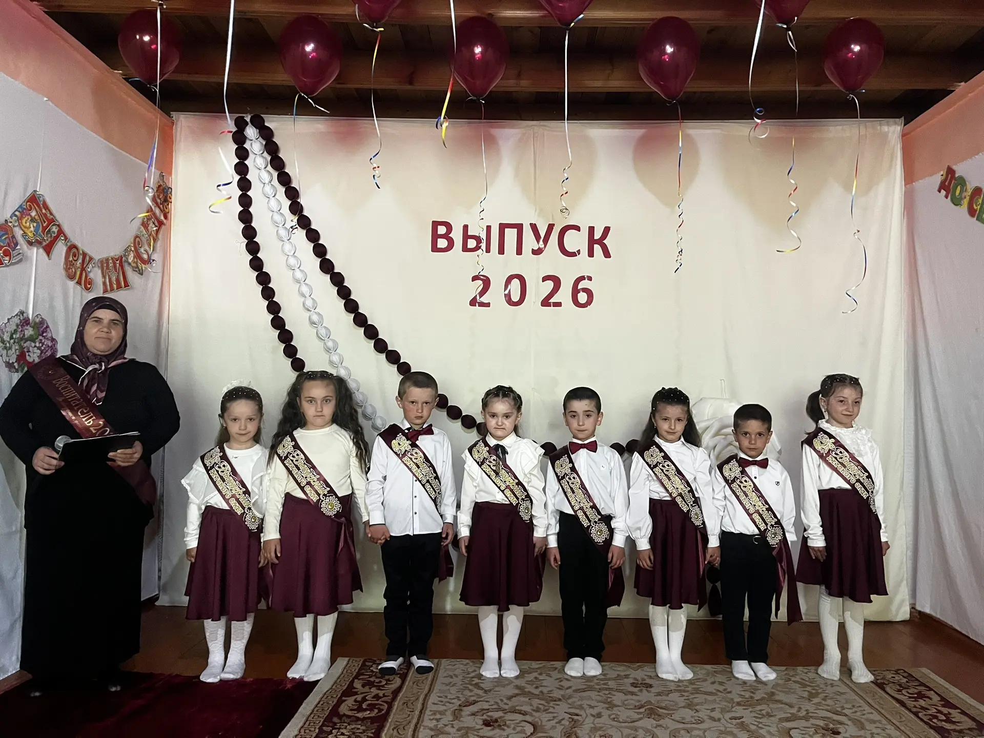 Ах, сколько раз в просторном зале Мы с вами праздники встречали! Но этот ждали столько лет!!! И вот 