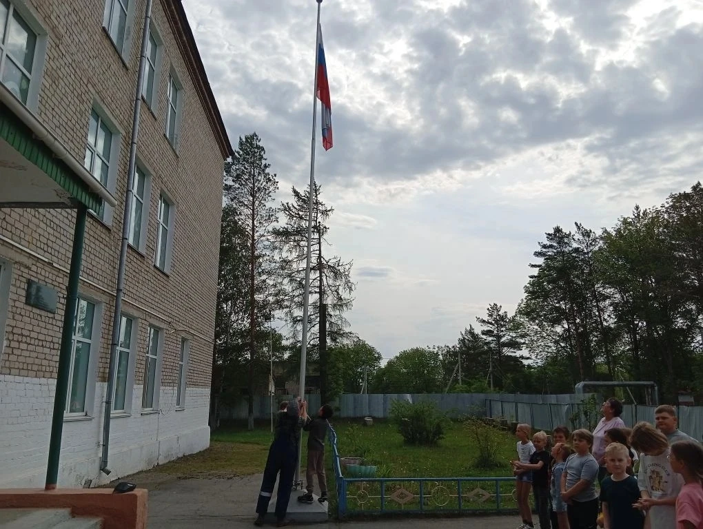 Первый день в летнем пришкольном лагере под девизом "Праздник детства"
 Сегодня в нашем лагере проше