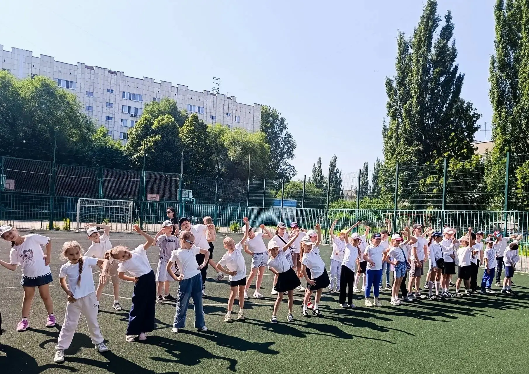 🇷🇺День России в «Светлячке»: зарядка, безопасность на дорогах, танцы и море улыбок! ✨
Сегодня в на