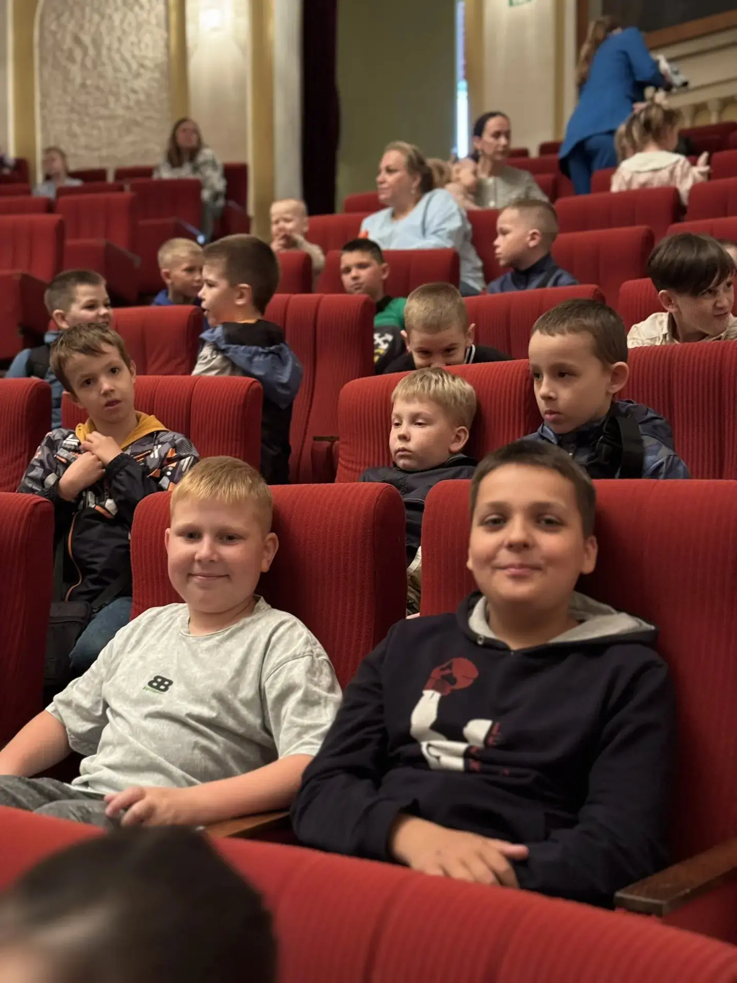 🚀 Лагерная жизнь: день театра!

Сегодня вместо обычных отрядных дел у нас был настоящий выезд в дра