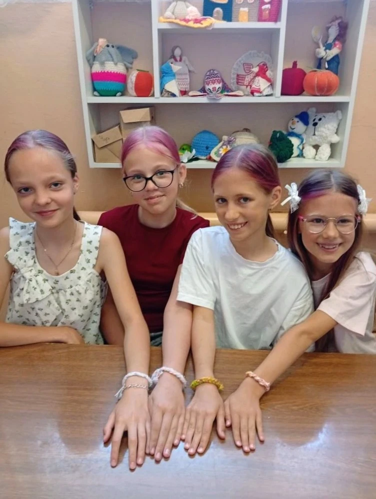 🌸 Летние каникулы с пользой!

🌞 Пока за окном лето и солнце, наш кружок рукоделия «Ладошки» полон 