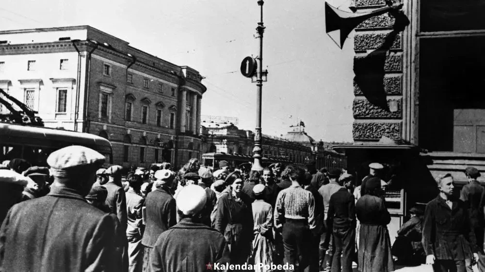 21 июня 1941 года – последний мирный день

21 июня вермахтом был получен кодовый сигнал «Дортмунд», 