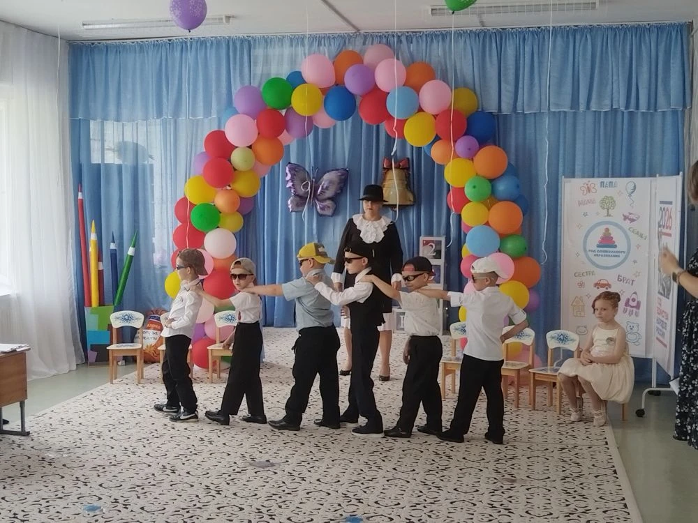Выпускной бал в детском саду - это самый трогательный, самый незабываемый из всех праздников. Это гр