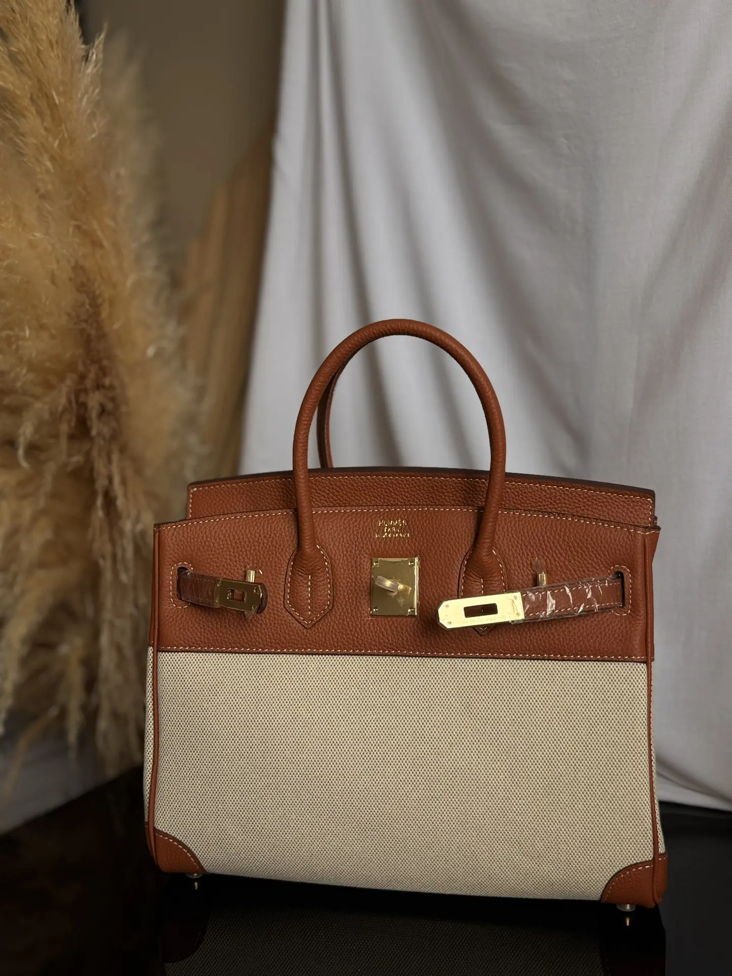 HERMES BIRKIN 30

материал: натуральная кожа+ ткань
размер: 30*23

в комплекте: длинный ремень, ключ