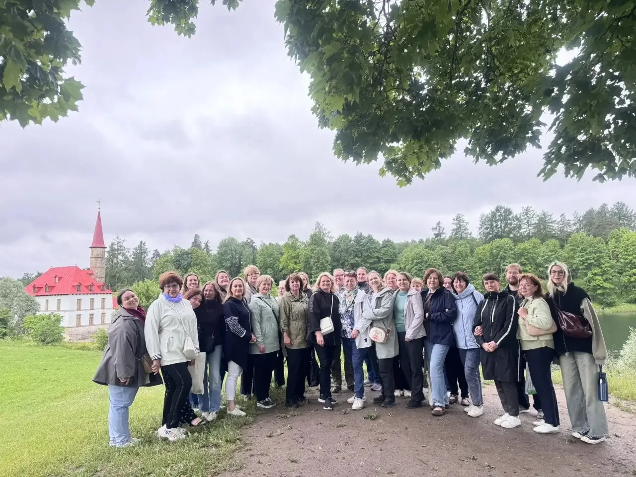 😊 Педагогический коллектив провёл выездную экскурсию.

🏰 Сначала посетили Приоратский дворец. Педа