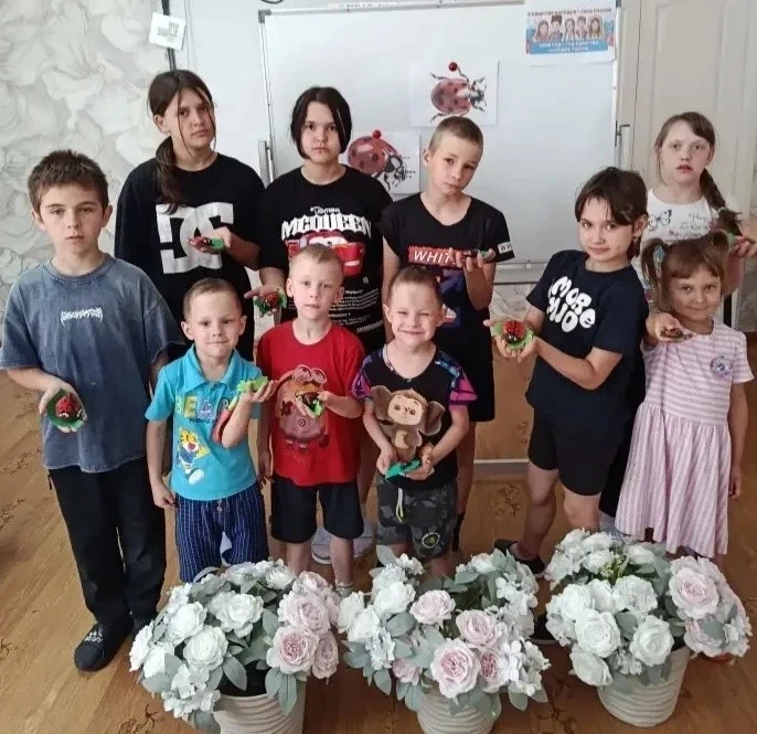 Представьте тёплый день, столы, уставленные гладкими камнями, баночки с яркими красками и десятки па