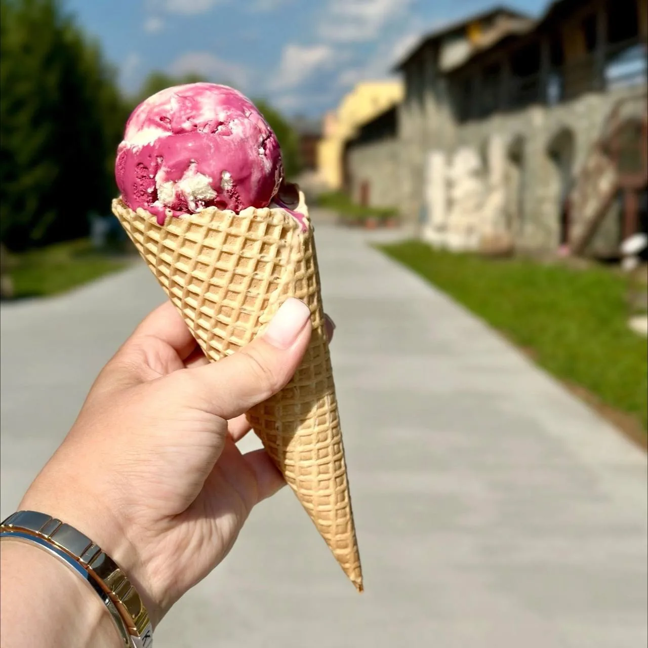 Сегодня, 10 июня, отмечается Всемирный день мороженого 🍦

Лето в самом разгаре, и нет ничего приятн