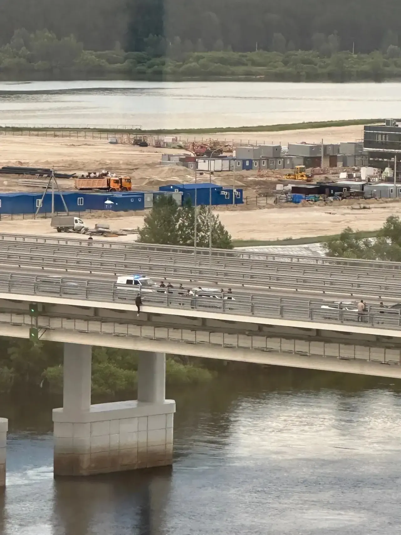 Толпа людей, полиция и повисший на краю моста парень — таким был вечер на Мельникайте. Что конкретно