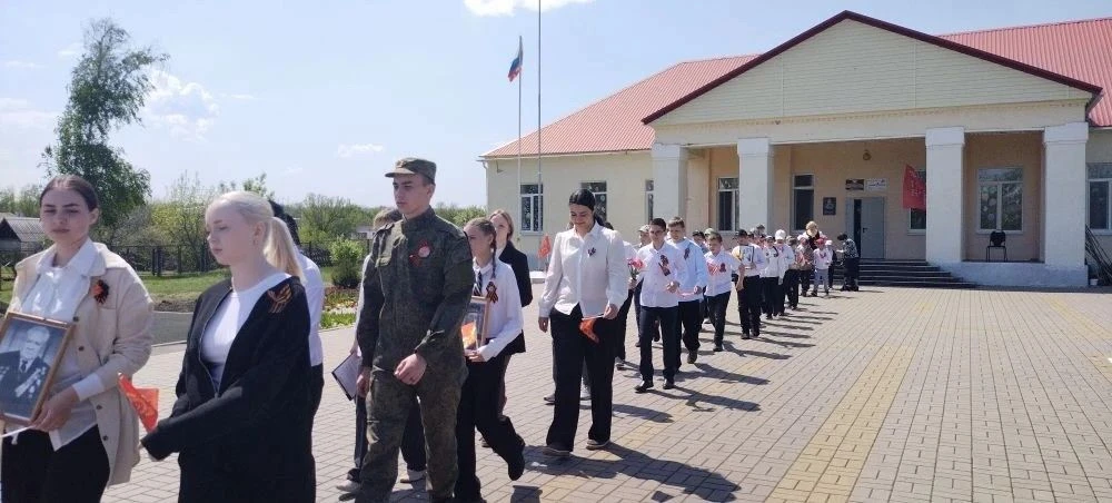 ТОРЖЕСТВЕННАЯ ЛИНЕЙКА ПАМЯТИ
Сегодня 8 мая, накануне Дня Победы, в нашей школе для учащихся начальны