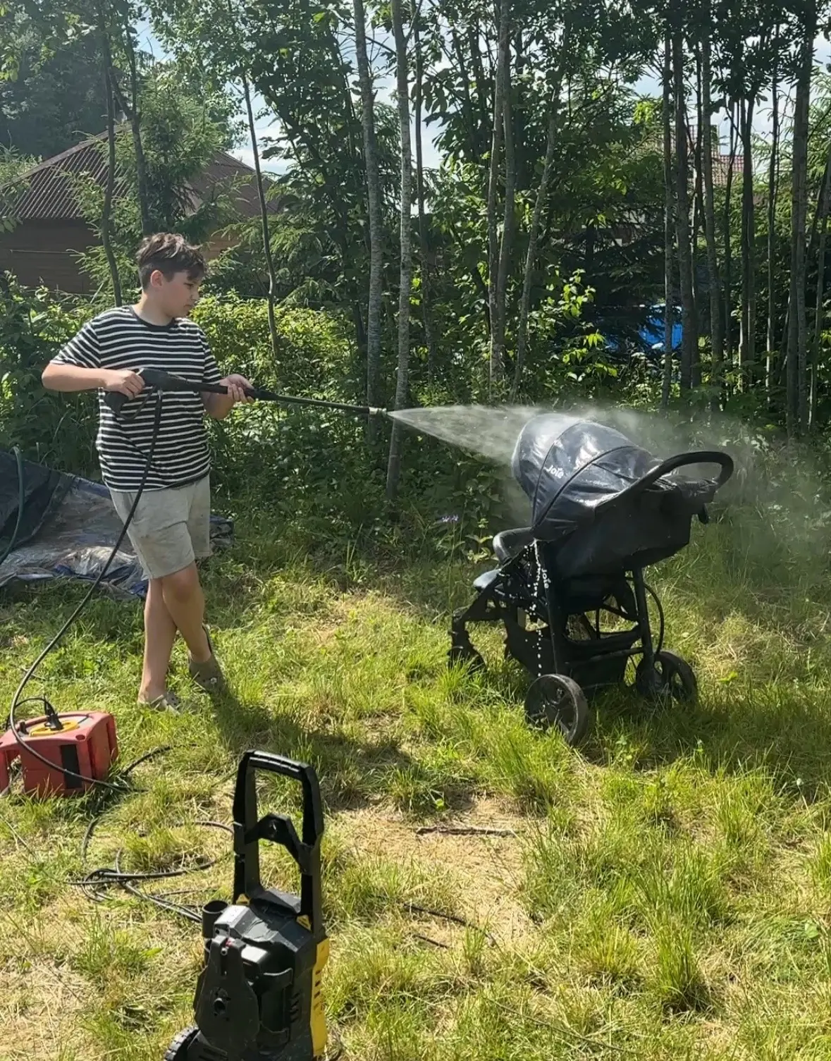 Жизнь с тремя детьми - это когда у тебя одновременно:

🤪 подросток, который уже умнее всех, в перву