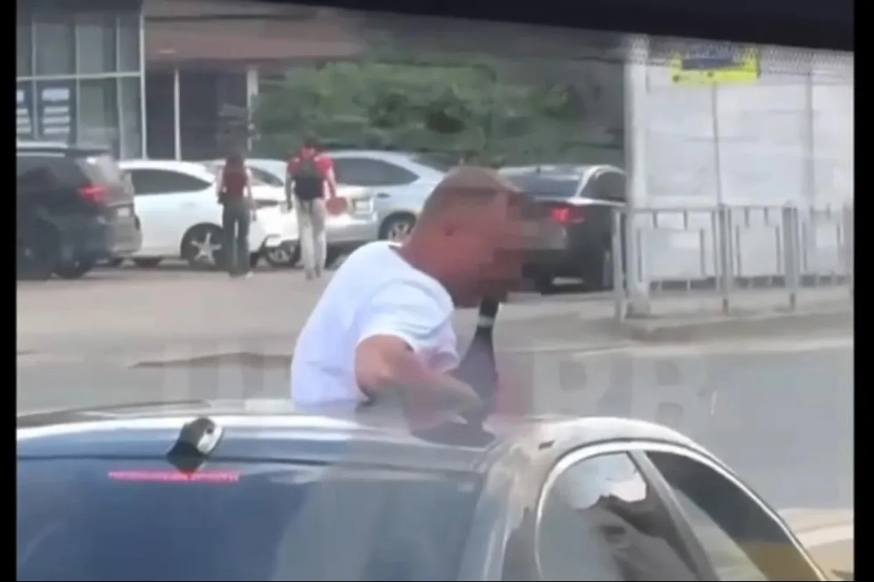 Два гения из Уфы нашутились на административку. Пассажир BMW лихо вылез из машины через люк, позиров