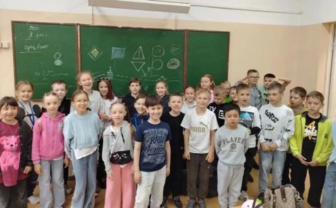 Сегодня в пришкольный лагерь ребята пришли готовые к новым открытиям и знаниям. По обыкновению, с са