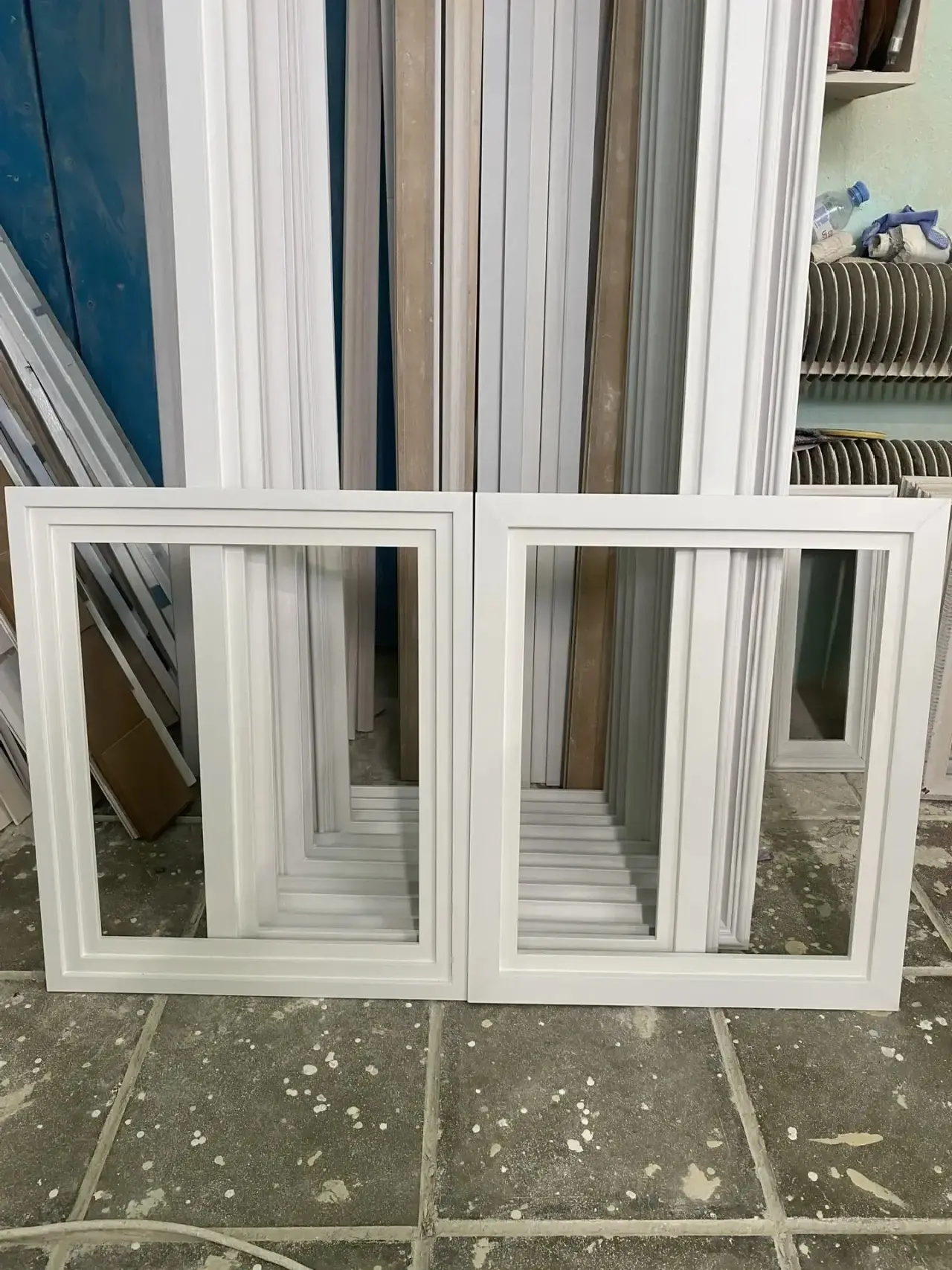 Аристократ. Развитие серии.

До этого мы показывали капитель с надписью. Теперь — багет.

На фото дв