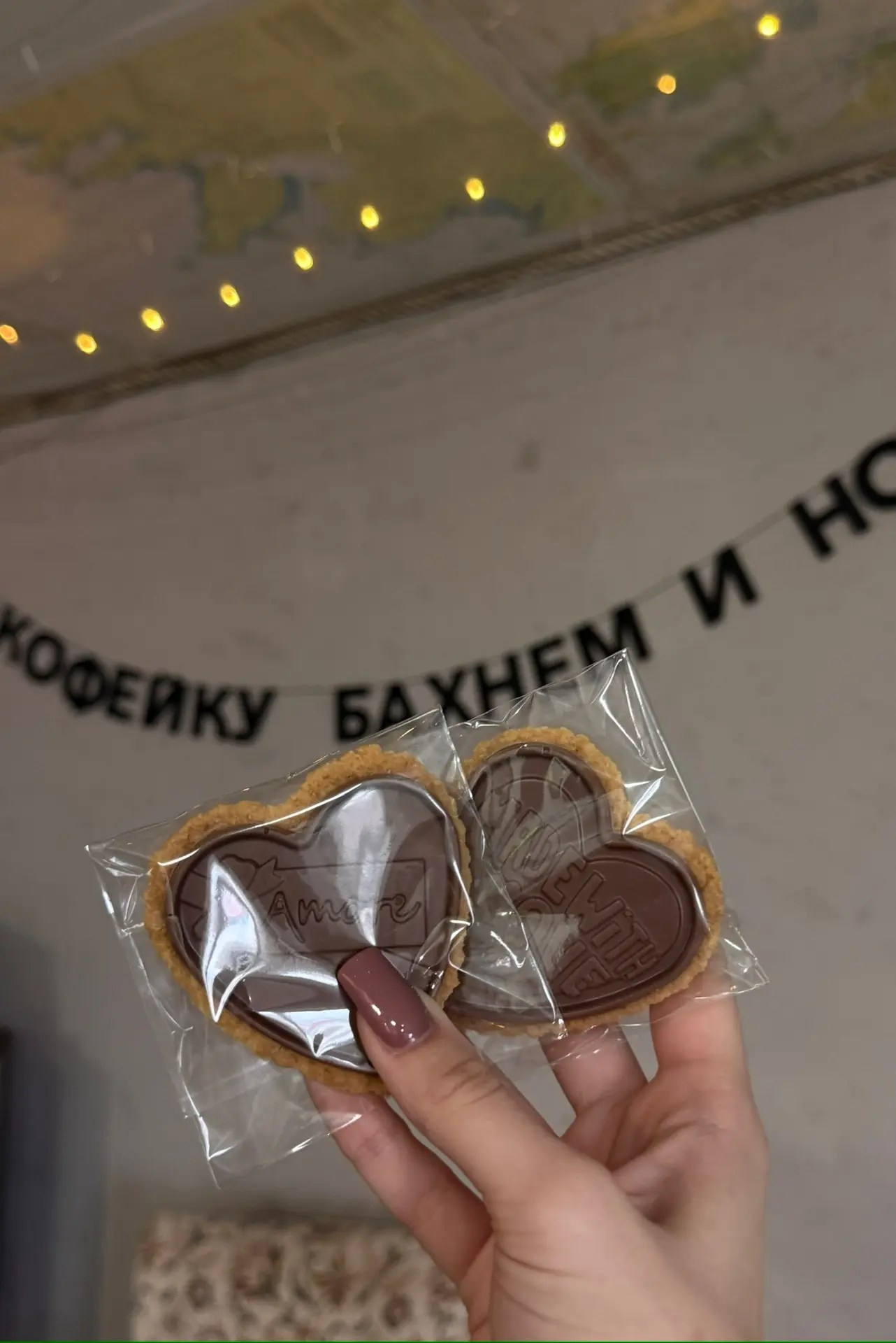 У нас тут появился муравейник, а он, кажется, исчезает быстрее, чем мы успеваем его выкладывать. Рас