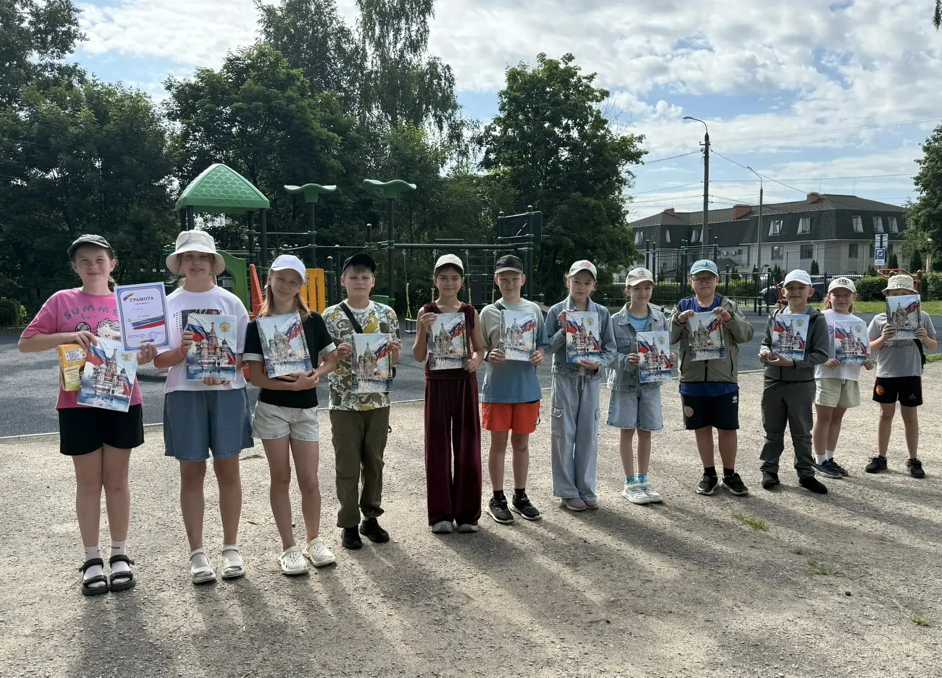 Утренняя линейка 23 июня, в лагере «Полянка» началась с торжественного награждения победителей и уча