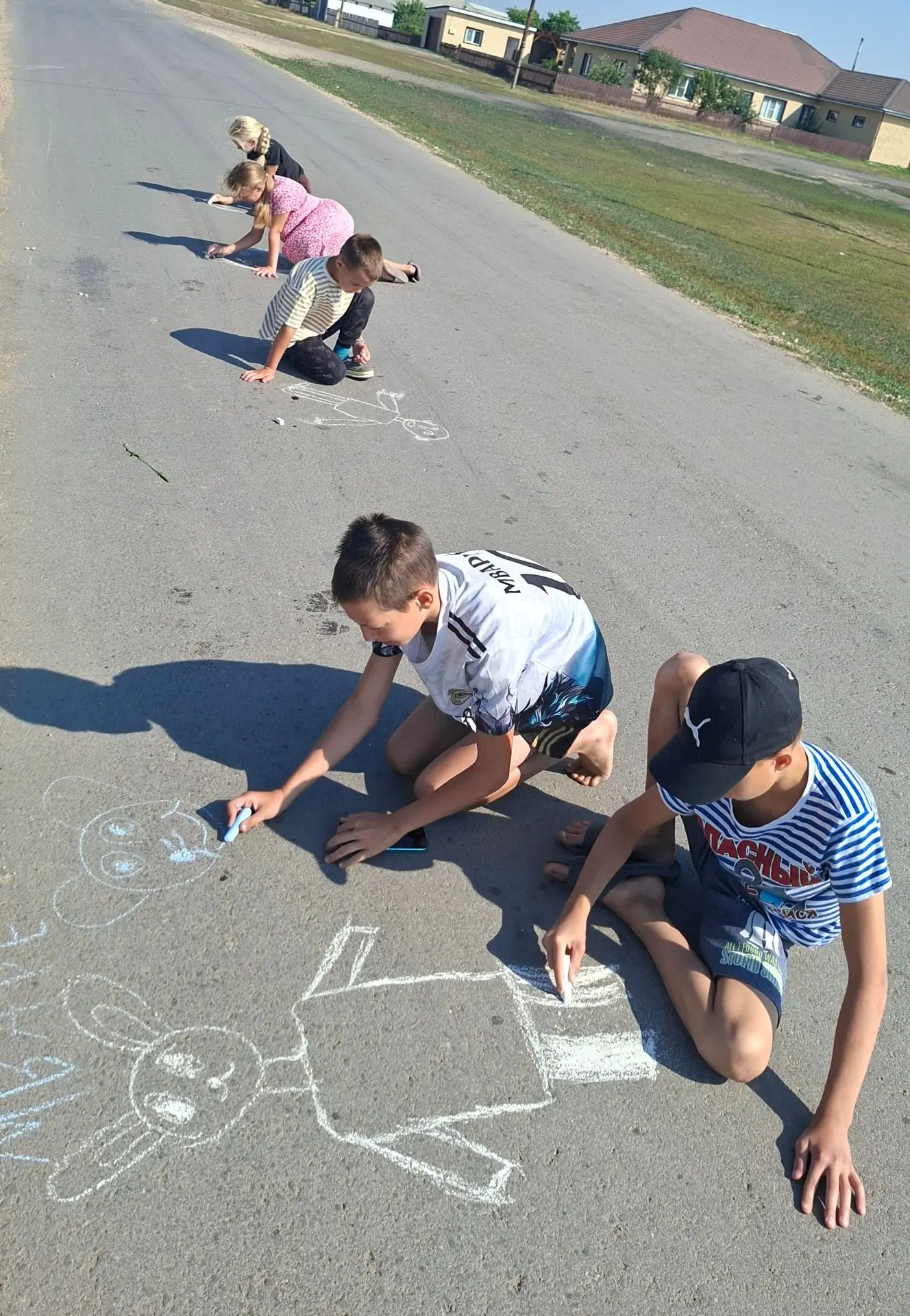 🎨 Конкурс рисунков на асфальте «Моя семья, мой друг и я» 👨‍👩‍👧‍👦🤝

     14 июля 📅, в рамках л