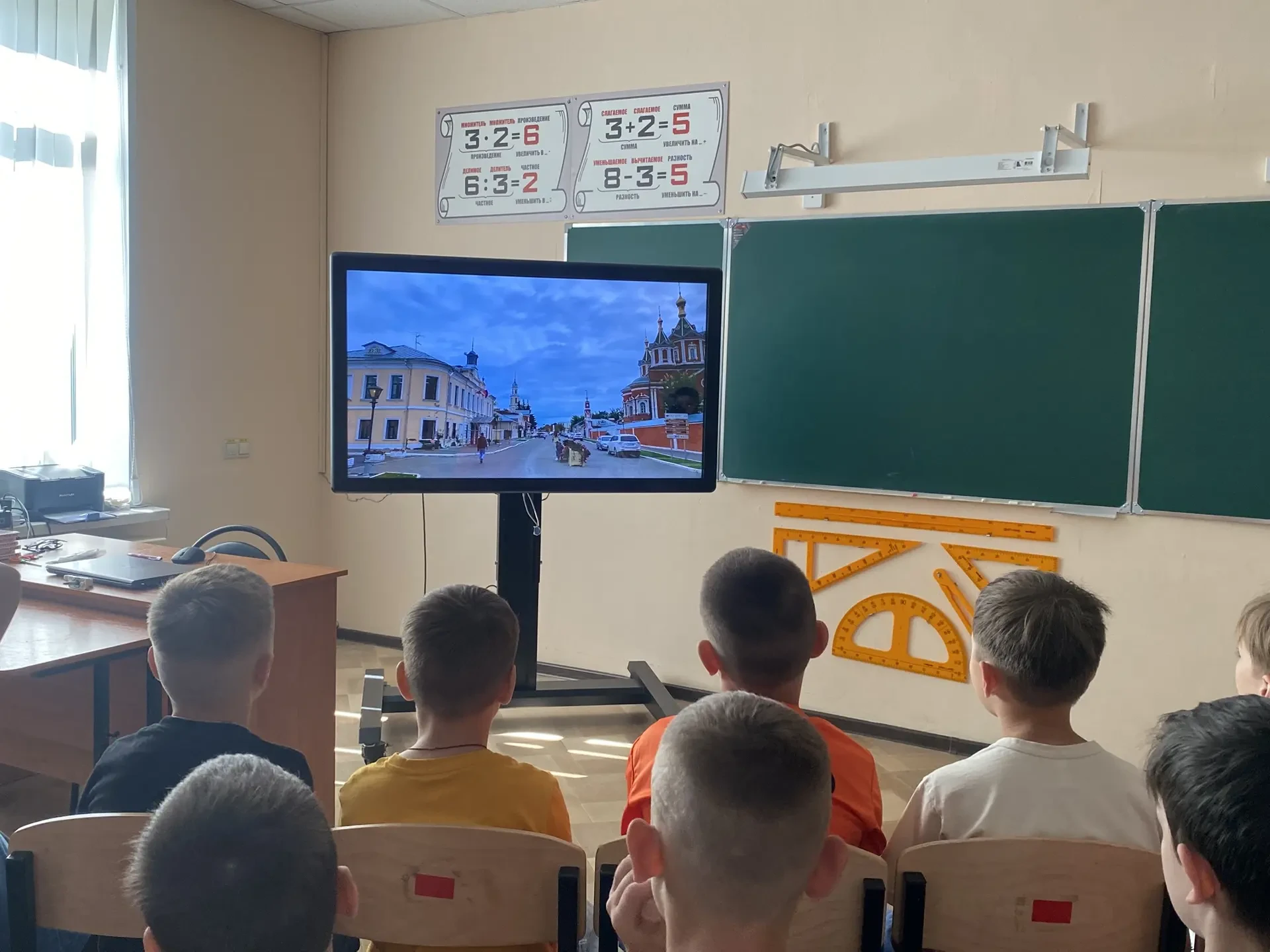 На занятиях в пришкольном лагере отряды “Спортсмены” и “Эрудиты” изучали административное устройство