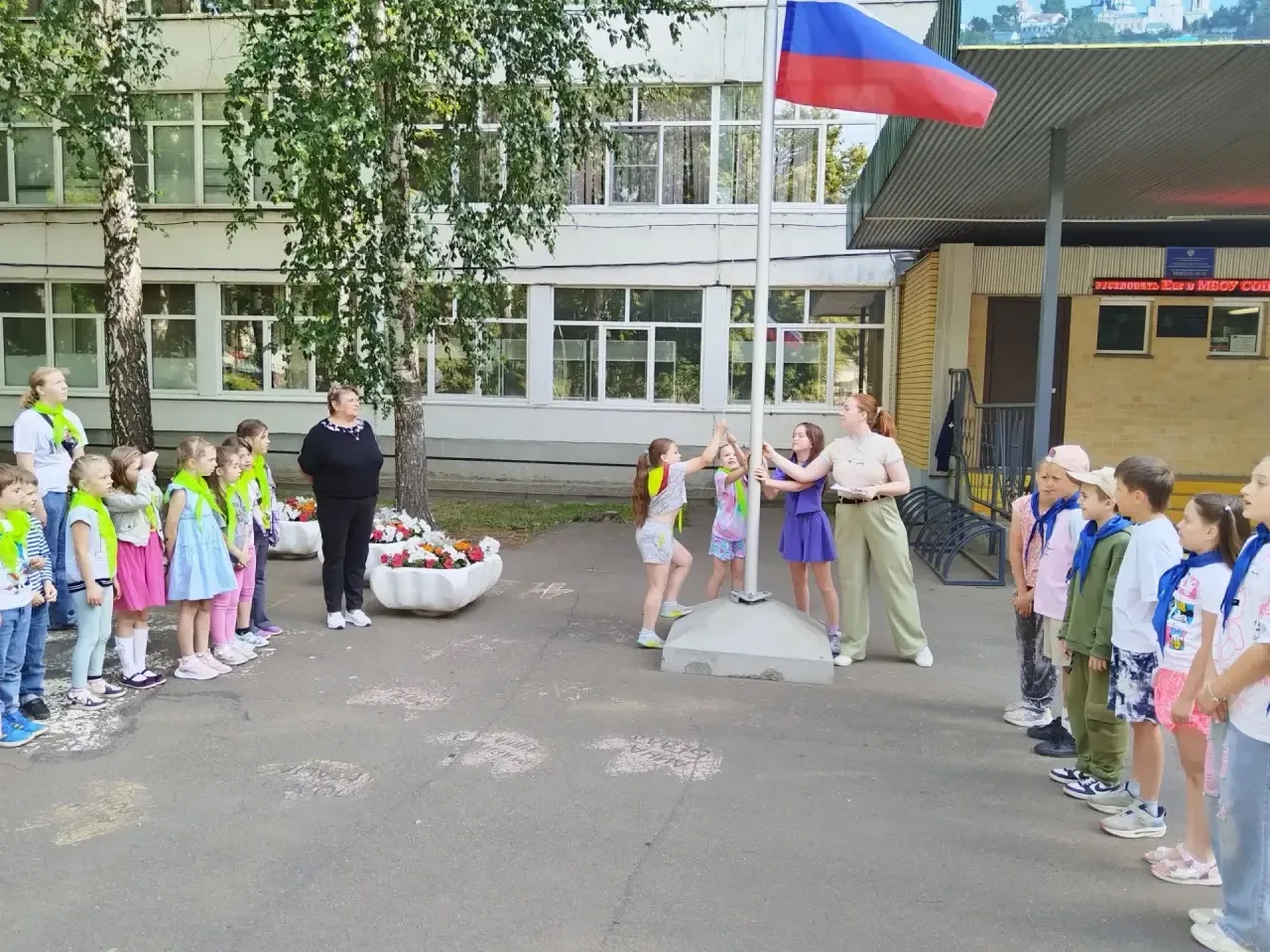 29 июня в школьном лагере «Дельфин» — день, полный энергии и приключений! ☀️

🍿🎬 Утро началось с б
