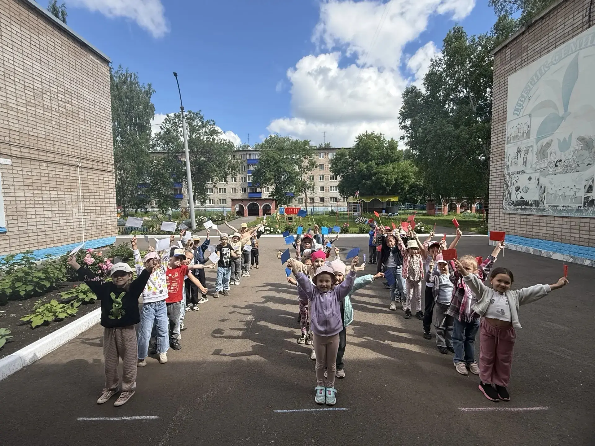 Подготовка ко Дню России в детском саду — это комплекс мероприятий, направленных на формирование у д