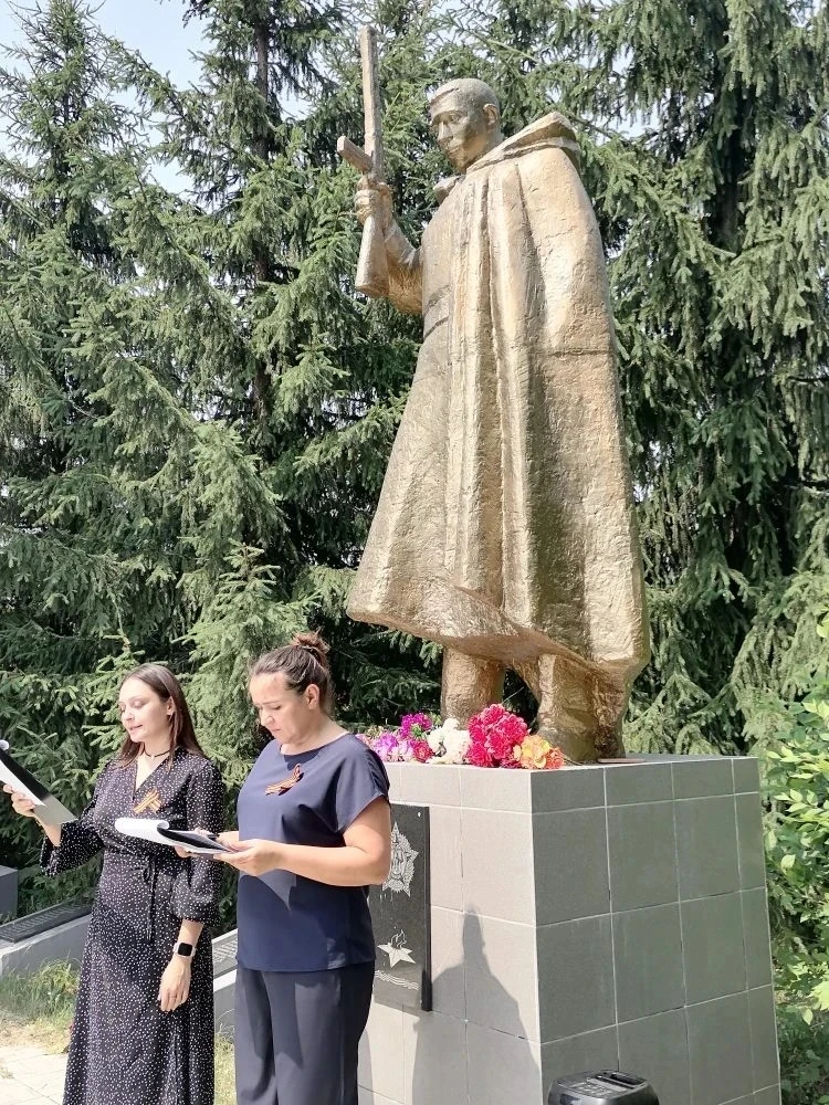 🕊️ Память, которая живёт в сердцах: митинг в селе Новокопылово
В селе Новокопылово почтили память в