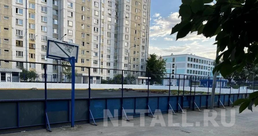 🤔 Жители 14-го микрорайона жалуются, что "Жилищник" закрыл на замок спортивную площадку между корпу