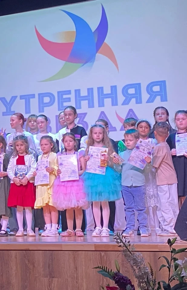 В подготовительной группе "Лилии", Топорова Дарья, участвовала в конкурсе молодых исполнителей :" Ут