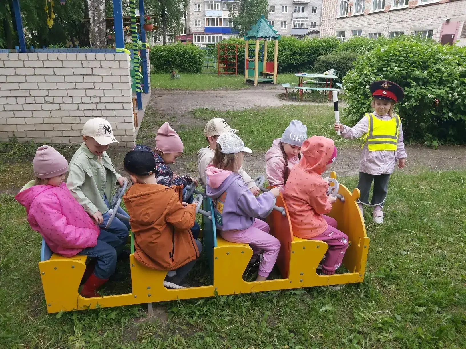 Сегодня для ребят детского сада прошел игровой комплекс. Дети в игровой форме закрепляли знания о пр